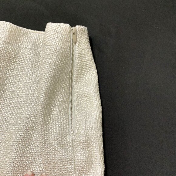 Banana Republic Skirt. Metallic. Ivory. Mini. Pencil. Size 8. Elegant. - Picture 5 of 11